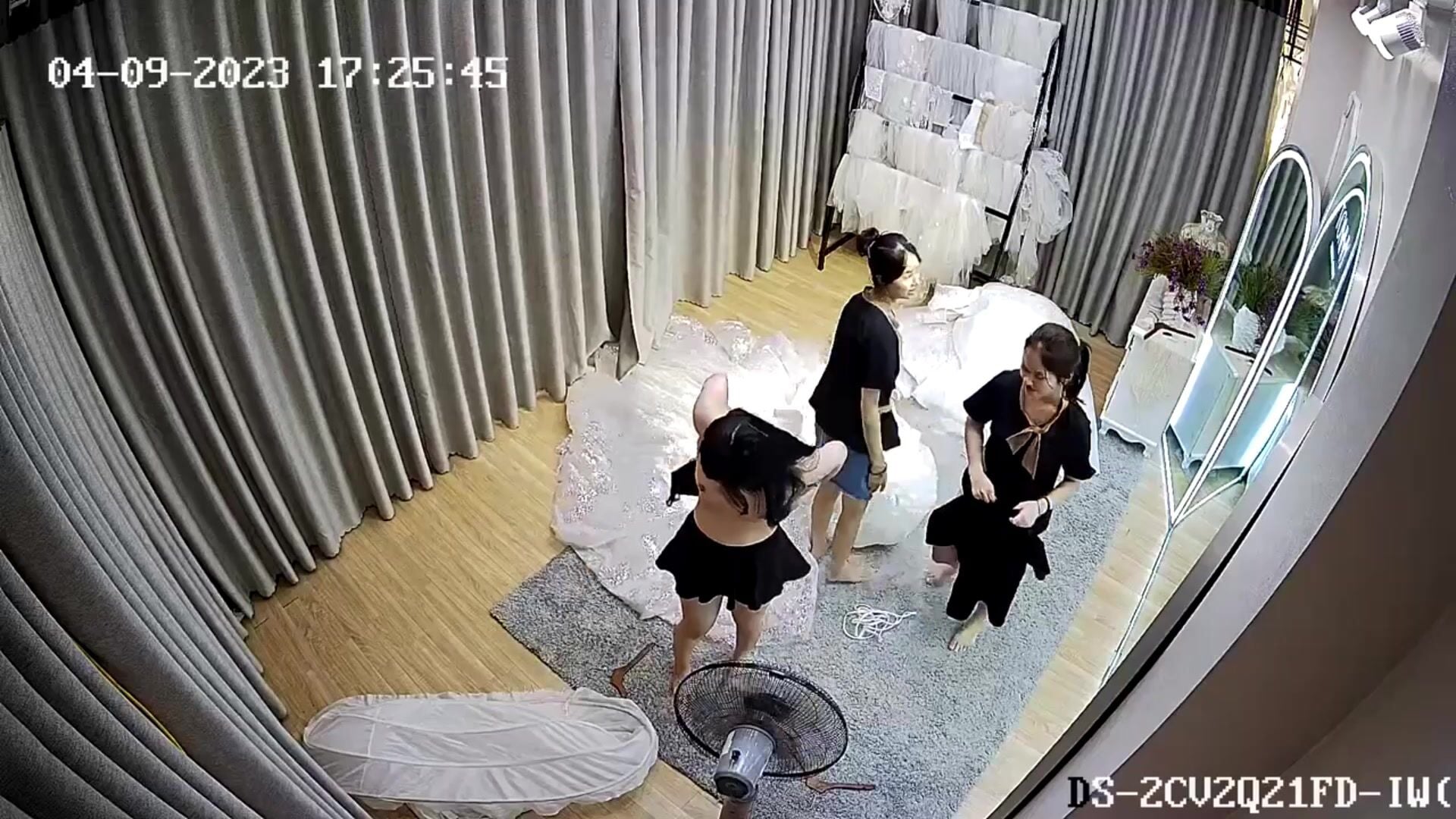 cô dâu của ai mà xinh quá quay lén cô dâu thử váy cưới